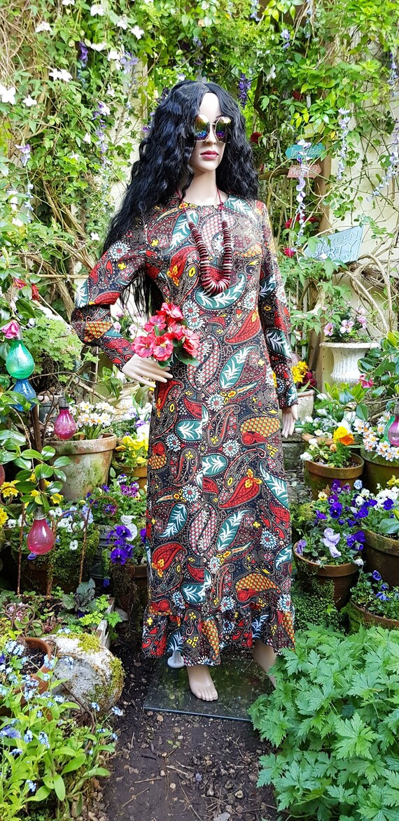 Gorgeous Vintage 1970s Psychedelic Black, Red and