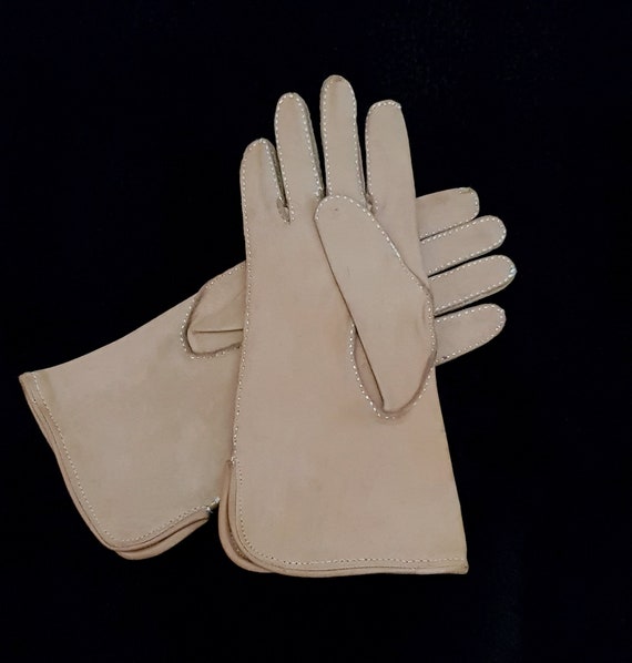 Vintage Gloves: Lovely Vintage 1960s / 1970s Ligh… - image 1