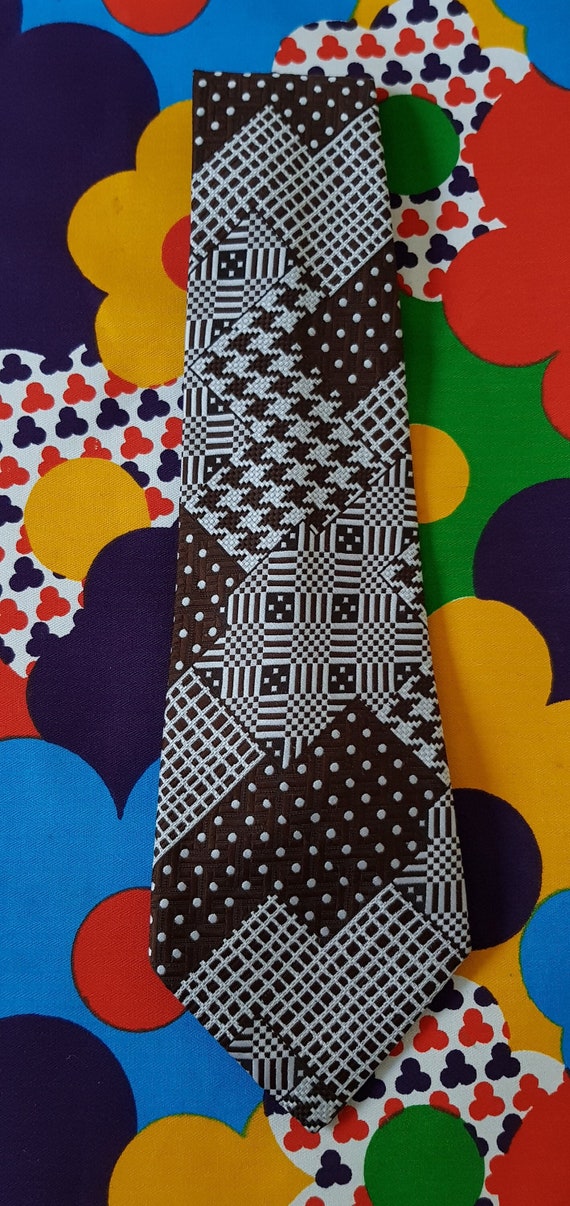 white kipper tie