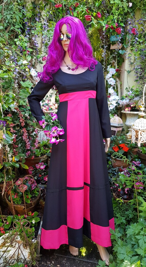UK 6/8 (US 2/4) Stunning Vintage 1970s Black and Hot Pink Modernist Colour Block Maxi Dress by John Charles UK 6/8 (US 2/4) Stunning Vintage 1970s Black and Hot Pink Modernist Colour Block Maxi Dress by John Charles