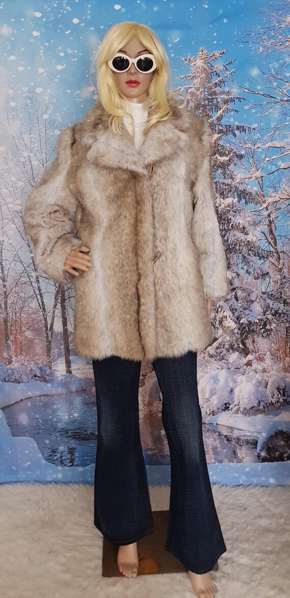 Vintage Coat: Beautiful Vintage 1960s / 1970s White Cream Grey and
