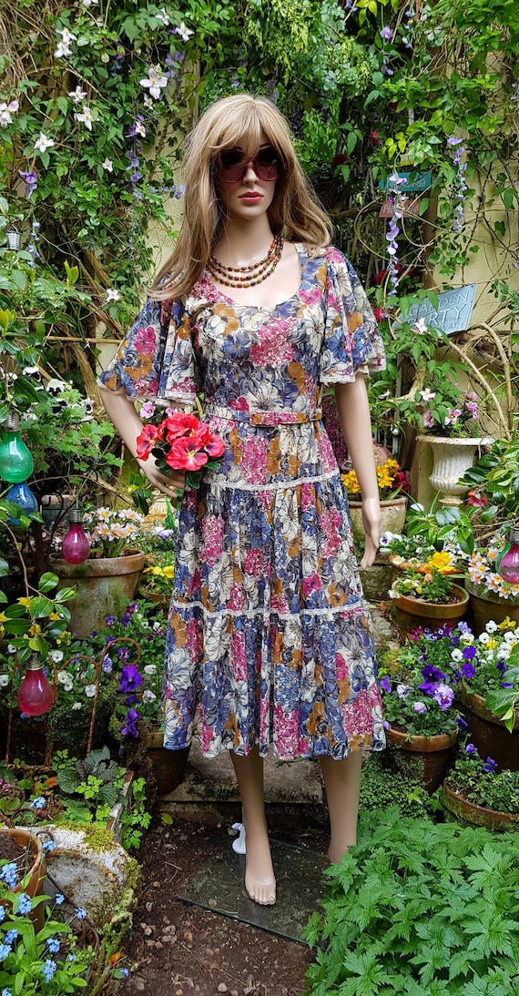 Lovely Vintage 1970’s Blue, Red and White Romantic