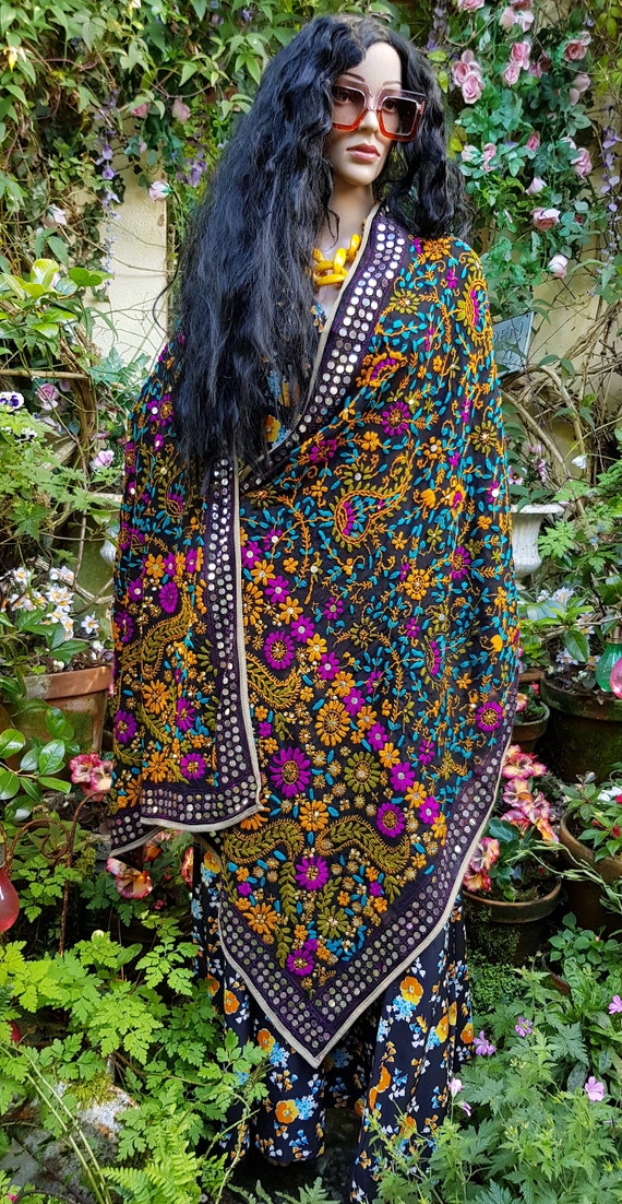 Vintage Shawl: Stunning Vintage 1970s Black and M… - image 3