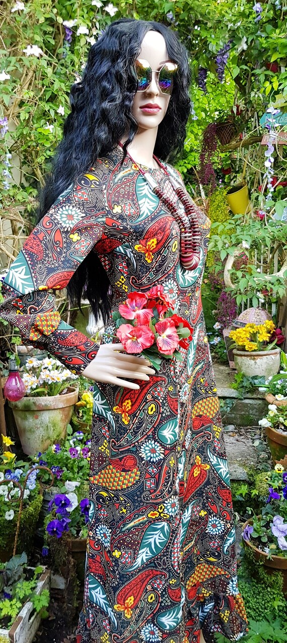 Gorgeous Vintage 1970s Psychedelic Black, Red and