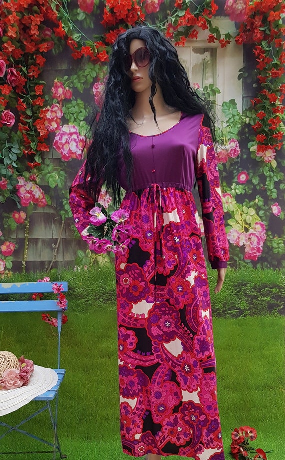 Size M-L ~ Vintage 70s dress ~ Pink and purple striped dress with V-neck and collar
