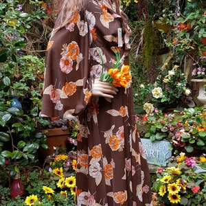 UK 10 US 6 Funky Vintage 1970s Brown & Orange Floral Print Long Maxi Angel Sleeve Robe/House Coat/Over-Dress Un-Worn with Tag image 9