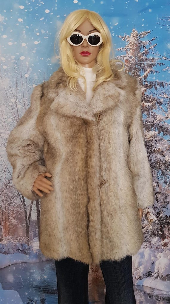 Vintage Coat: Beautiful Vintage 1960s / 1970s White Cream Grey and 
