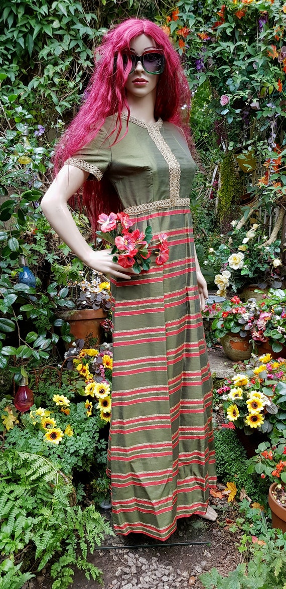 Gorgeous Vintage 1970s Green and Red Silk and Gold