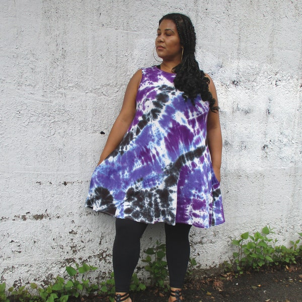 Fioletowa sukienka typu swing tie dye z kieszeniami