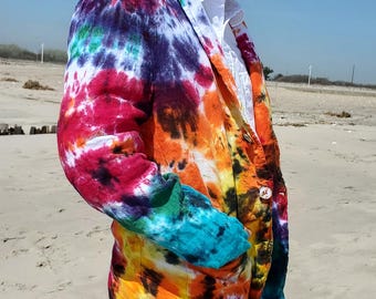 Blazer de lino teñido con la técnica tie-dye, atuendo de boda.