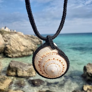 Collar colgante de concha de reloj de sol gigante enjaulado raro