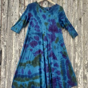 Vestido midi fluido con efecto tie dye oscuro, verde y morado imagen 2