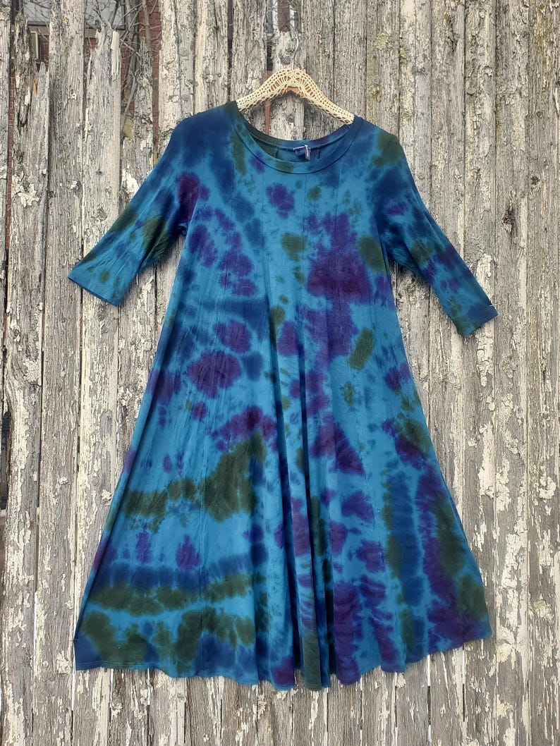 Vestido midi fluido con efecto tie dye oscuro, verde y morado imagen 2