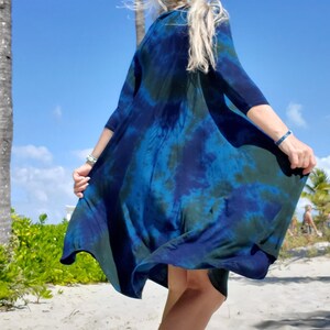 Puede incluir: Un juego de tres tazas de cer&aacute;mica con un acabado mate moteado. Las tazas son de color crema, marr&oacute;n claro y marr&oacute;n oscuro. Cada taza tiene un dise&ntilde;o simple y minimalista.