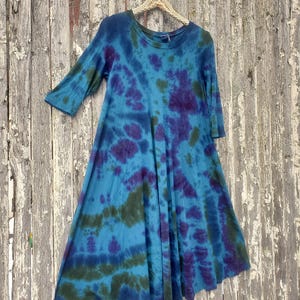 Vestido midi fluido con efecto tie dye oscuro, verde y morado imagen 4