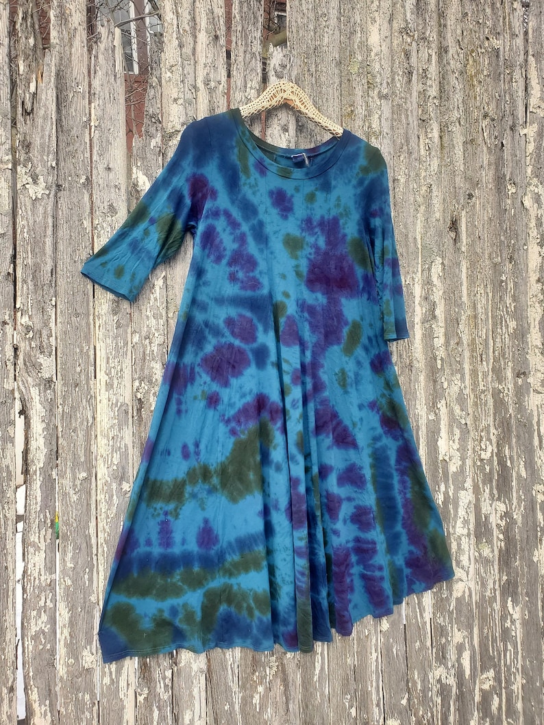 Vestido midi fluido con efecto tie dye oscuro, verde y morado imagen 4
