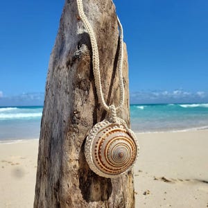 Gekooide ketting met zonnewijzer, gehaakt met ecru koord