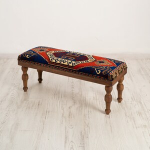 Banco, taburete cubierto con alfombra vintage, mueble otomano