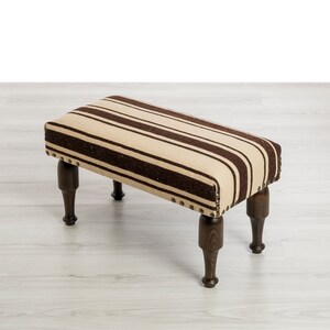 Banco, taburete otomano, muebles boho, taburete con alfombra kilim de rayas blancas