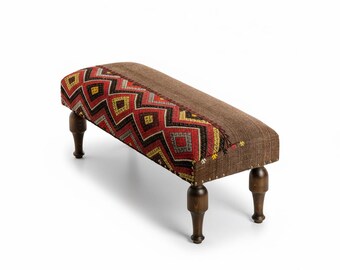 Ławka pufowa, zabytkowy tapicerowany stołek, dywanik kilim do sypialni
