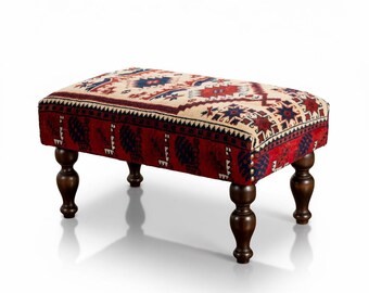 Ławka pufowa, zabytkowy tapicerowany stołek, dywanik kilim do sypialni