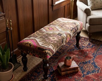 Ławka pufowa, podnóżek tapicerowany w stylu vintage, dywanik kilim do sypialni, pufa