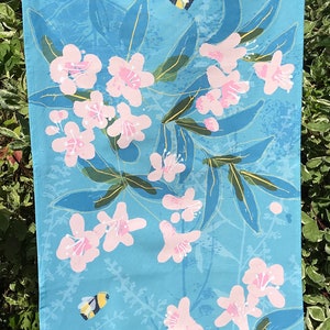 Weigela & Bienen Geschirrtuch