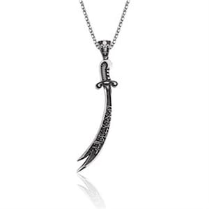 Peut inclure: Un collier en argent avec un pendentif en forme d'épée détaillée. L'épée est incurvée et présente des motifs complexes.