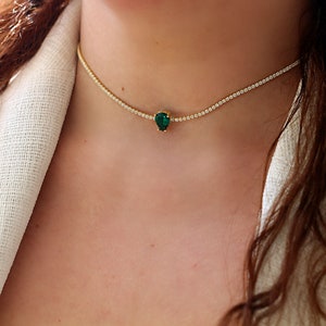 Chokery tenisowe z kamieniem drop, chokery damskie, biżuteria choker, pomysły na prezenty dla kobiet, urocze chokery tenisowe, srebrne chokery