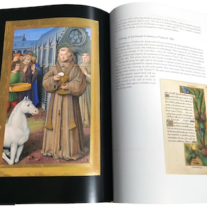Puede incluir: Una ilustraci&oacute;n de manuscrito medieval que representa una escena de la vida de San Antonio de Padua. La ilustraci&oacute;n muestra a San Antonio sosteniendo un c&aacute;liz, con un caballo blanco arrodillado ante &eacute;l. La escena tiene lugar en un patio con un grupo de personas en el fondo.