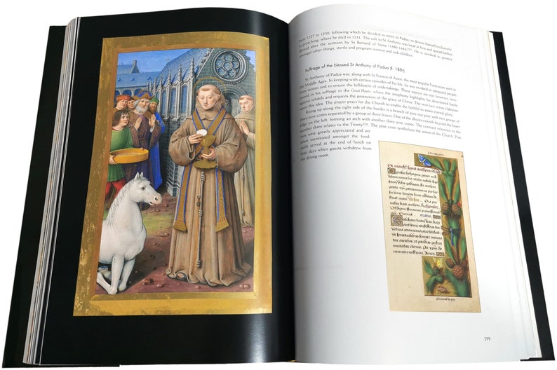 Puede incluir: Una ilustraci&oacute;n de manuscrito medieval que representa una escena de la vida de San Antonio de Padua. La ilustraci&oacute;n muestra a San Antonio sosteniendo un c&aacute;liz, con un caballo blanco arrodillado ante &eacute;l. La escena tiene lugar en un patio con un grupo de personas en el fondo.