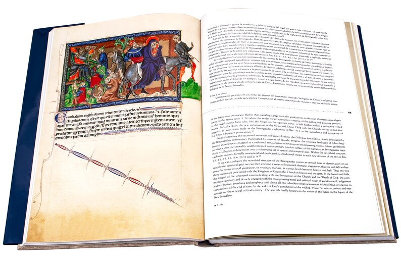 K&ouml;nnte beinhalten: Ein offenes Buch mit einer farbenfrohen Illustration einer religi&ouml;sen Szene auf der linken Seite. Die rechte Seite enth&auml;lt Text in einer Fremdsprache. Das Buch ist in Blau gebunden.