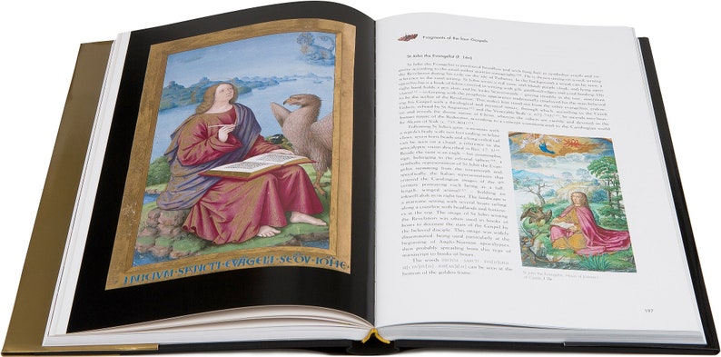 Puede incluir: Una p&aacute;gina de un libro con una pintura de San Juan Evangelista escribiendo en un libro con un &aacute;guila posada a su lado. El texto debajo de la pintura dice "He visto al evangelista Juan".