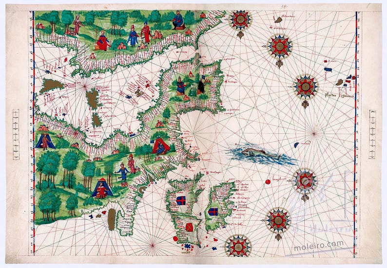 Puede incluir: Un mapa n&aacute;utico vintage que representa la costa de Europa, con marcas detalladas y rosas de los vientos. El mapa est&aacute; dibujado a mano y presenta un sistema de cuadr&iacute;cula, junto con varias islas y masas de tierra. El mapa est&aacute; coloreado en tonos de verde, azul y rojo, con detalles intrincados y texto escrito a mano.