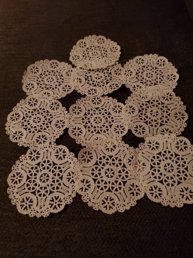Set of 10 small paper doilies