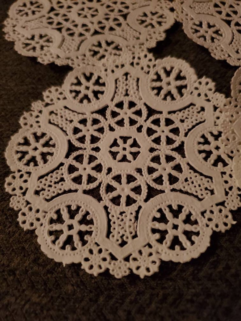 Set of 10 small paper doilies