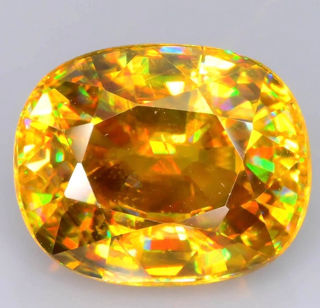 RARE !! JOLIE SPHENE JAUNE VERTE DE MADAGASCAR : 7 mm x 5 mm