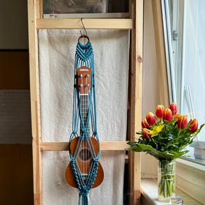 Wieszak na ukulele sopranowe | Uchwyt na instrument makramowy | Dekoracja ścienna | Prezent