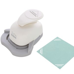Op de afbeelding: Witte papierpons met een grijze basis, met een ontwerp van twee parallelle lijnen in een driehoek. De pons wordt getoond naast een lichtblauw vierkant papier met hetzelfde ontwerp geponst in elke hoek.