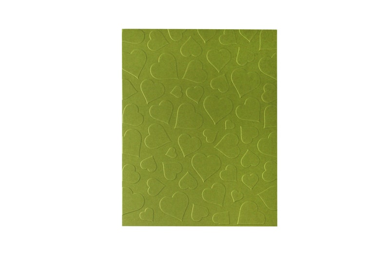 Puede incluir: Una hoja de papel de cartulina verde con un patr&oacute;n en relieve de corazones.