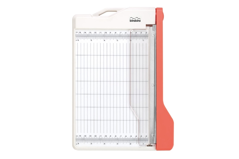 Puede incluir: Cortador de papel blanco con un mango rojo y una regla transparente. La regla est&aacute; marcada en pulgadas y tiene un patr&oacute;n de cuadr&iacute;cula. El nombre de la marca "brabantia" est&aacute; impreso en la parte superior del cortador.