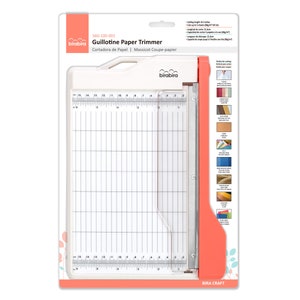 Puede incluir: Cortador de papel guillotina blanco con mango rojo. El cortador tiene una longitud de corte de 30,5 cm y una capacidad de corte de 10 hojas de papel de 80 g/m&sup2;. El embalaje muestra el nombre del producto "Guillotine Paper Trimmer" y la marca "birabira".