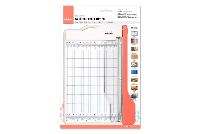 Puede incluir: Cortador de papel guillotina blanco con mango rojo. El cortador tiene una longitud de corte de 30,5 cm y una capacidad de corte de 10 hojas de papel de 80 g/m&sup2;. El embalaje muestra el nombre del producto "Guillotine Paper Trimmer" y la marca "birabira".