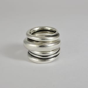 Stapelbara handgjorda oxiderade ringar i silver
