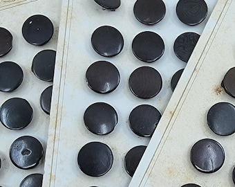 ヴィンテージとアンティークの木製糸巻き 12 個と糸 - さまざまな