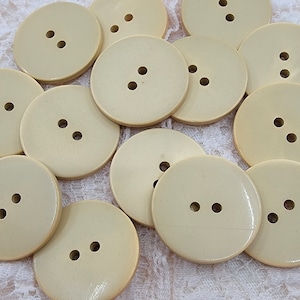 Vintage perzikbeige vroege plastic eenvoudige doorgestikte knopen - set van 14