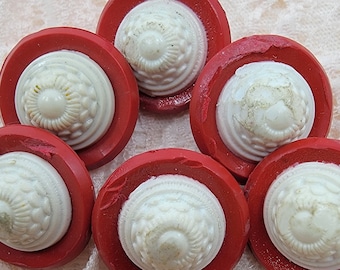 Botones vintage de plástico moldeados en rojo y blanco con enganches automáticos. Juego de 6