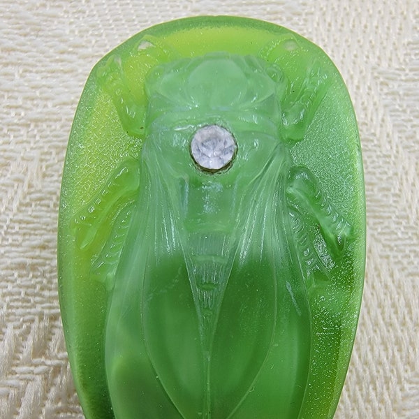 Grand bouton en verre vintage Czech Cicada Moonglow vert avec tige en métal appliqué