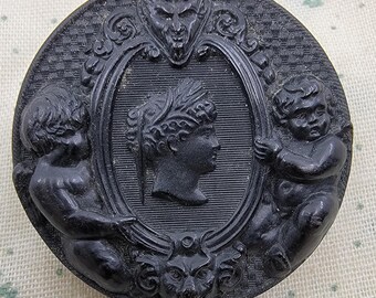 Bouton Ancien En Corne Moulée - Camée 34 Mm, Vintage Français, état D'usage