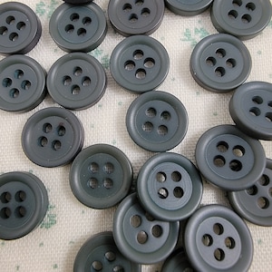 Vintage donkergroene plastic knopen met vier gaten - veel van 24